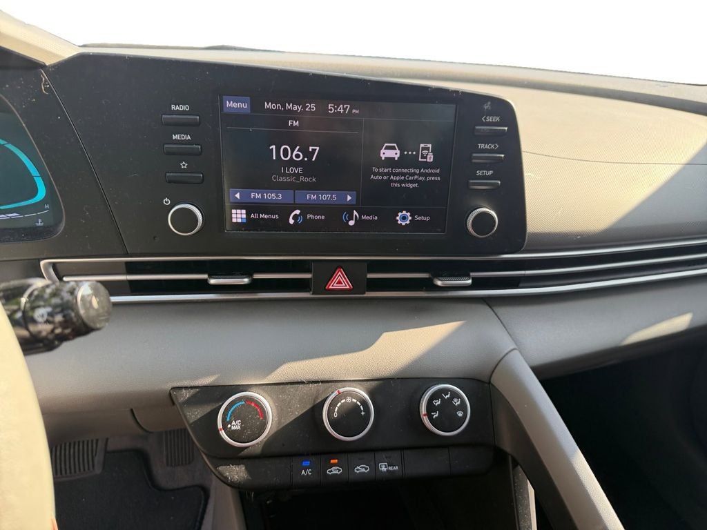 2024 Hyundai ELANTRA SE
